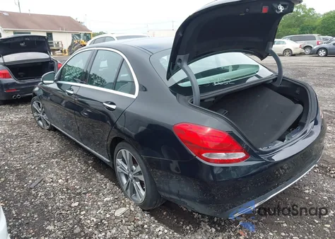 2017 Mercedes-Benz C 300 4Matic/Luxury 4Matic/Sport 4Matic z USA, uszkodzony, nr VIN 55SWF4KB4HU194610